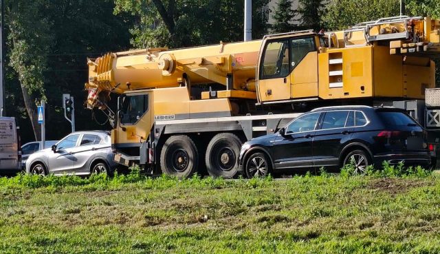 Zderzenie dźwigu z samochodem osobowym na ul. Głębokiej. Jeden pas jest zablokowany