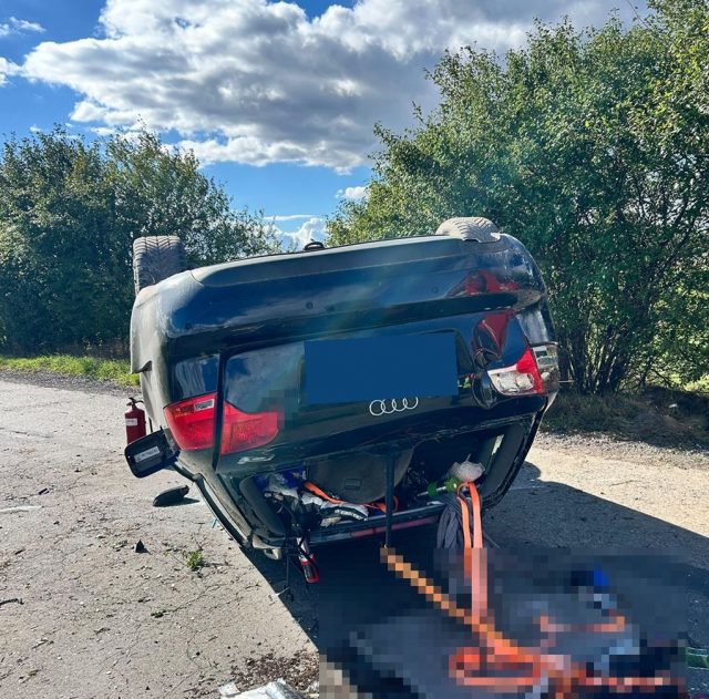 Dachowanie Audi w Zabłociu. Za kierownicą 27-latka bez uprawnień, w aucie dwoje dzieci