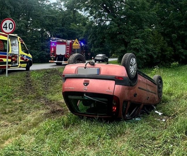 Opel dachował na ulicy Dęblińskiej w Puławach. 46-latka trafiła do szpitala