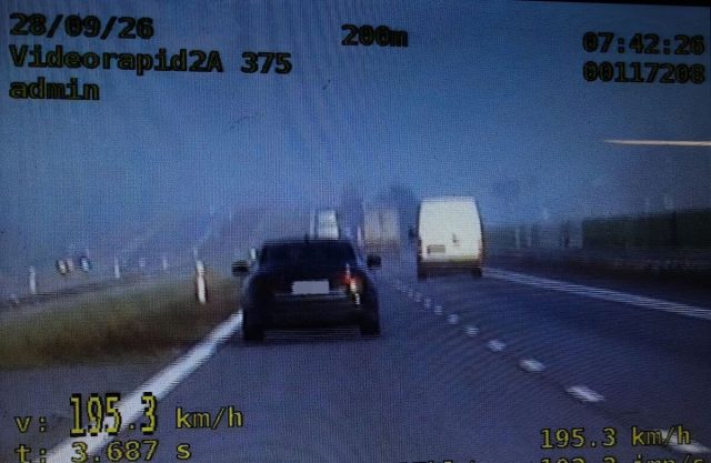 213 km/h na S17 i wyprzedzanie przed przejściem. Trzech kierowców ukaranych