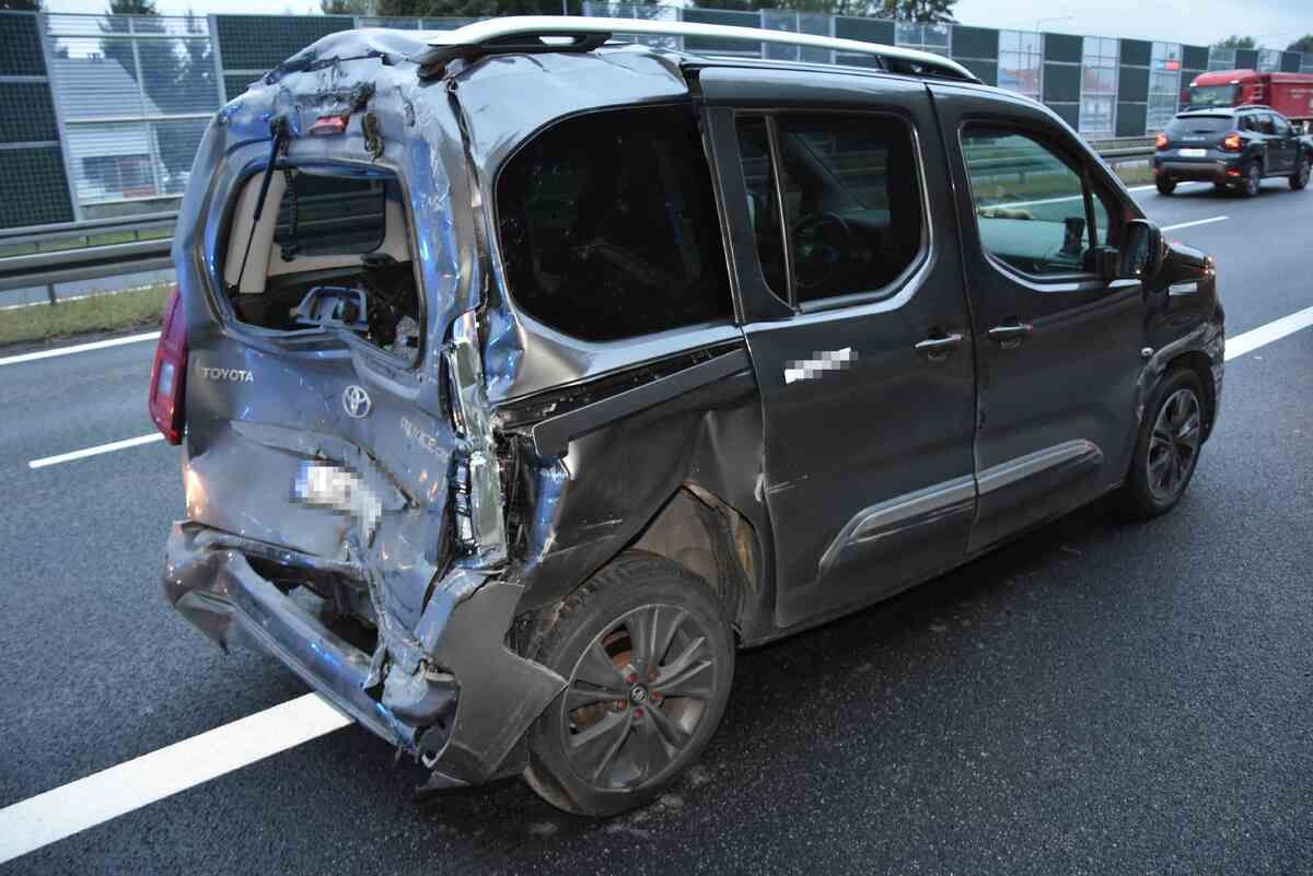 Ciężarówka Volvo najechała na Toyotę na S12 koło Świdnika, dwie osoby poszkodowane