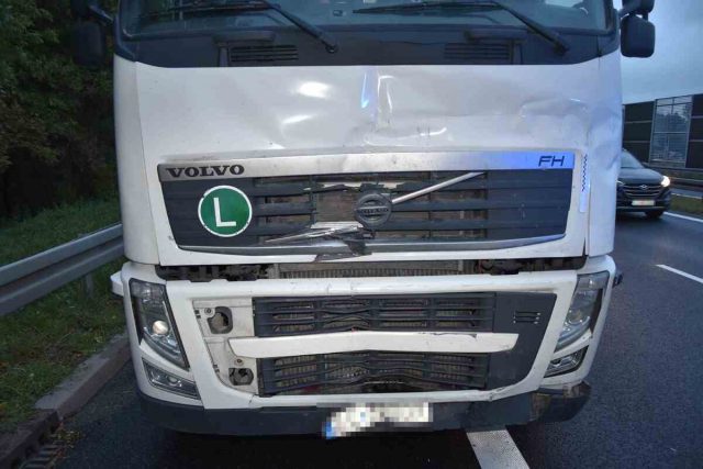 Ciężarowe Volvo najechało na Toyotę. Dwie osoby wymagały pomocy medycznej