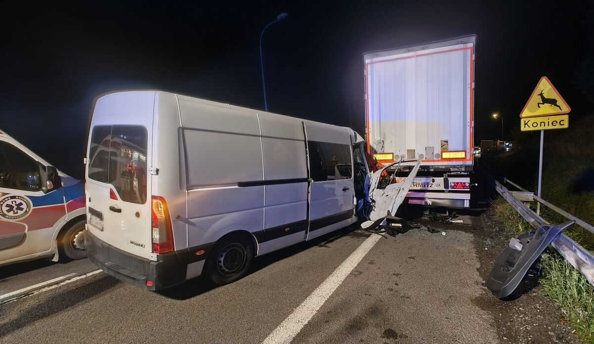Bus uderzył w ciężarówkę w Hrebennem na DK17, dwie pasażerki w szpitalu