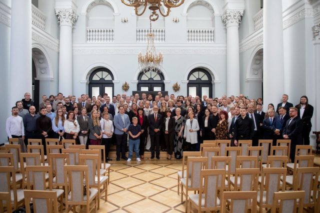 Policjant z Zamościa dwukrotnie oddał komórki macierzyste. Otrzymał odznakę „Zasłużony Dawca Przeszczepu”