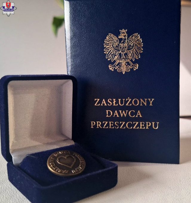 Policjant z Zamościa dwukrotnie oddał komórki macierzyste. Otrzymał odznakę „Zasłużony Dawca Przeszczepu”