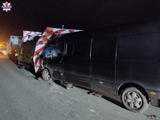 Nocny wypadek na S17. Trzy pasażerki busa trafiły do szpitala