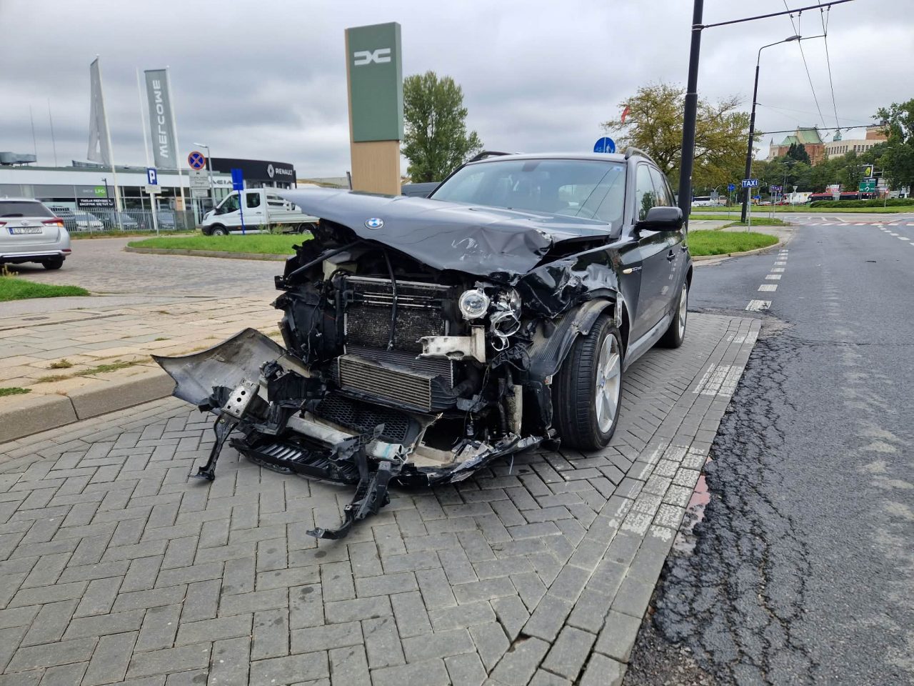 BMW hits bus at Mohyla roundabout in Lublin: no injuries