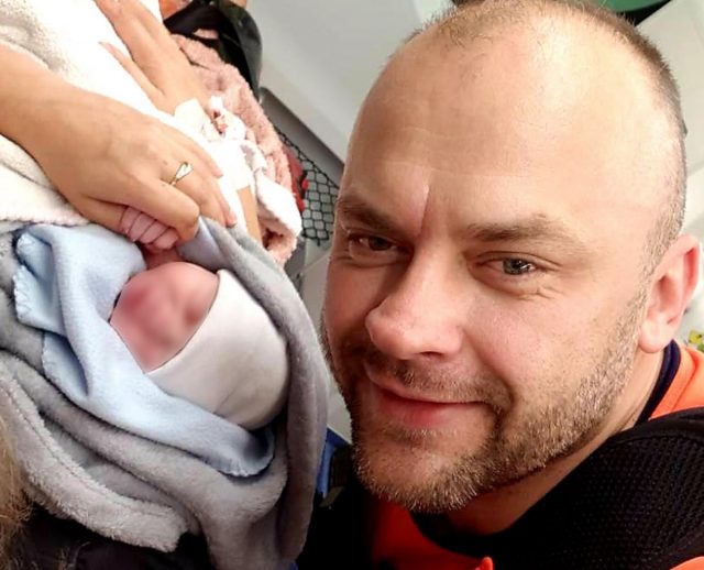 Niezwykły nocny dyżur funkcjonariusza Straży Granicznej. Pomógł przyjść na świat małemu Aleksandrowi