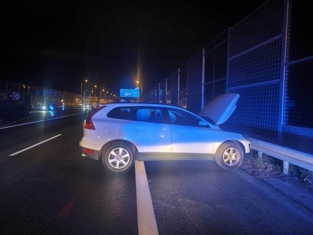 Nocne zderzenie dwóch samochodów na drodze ekspresowej. Trzy osoby trafiły do szpitala