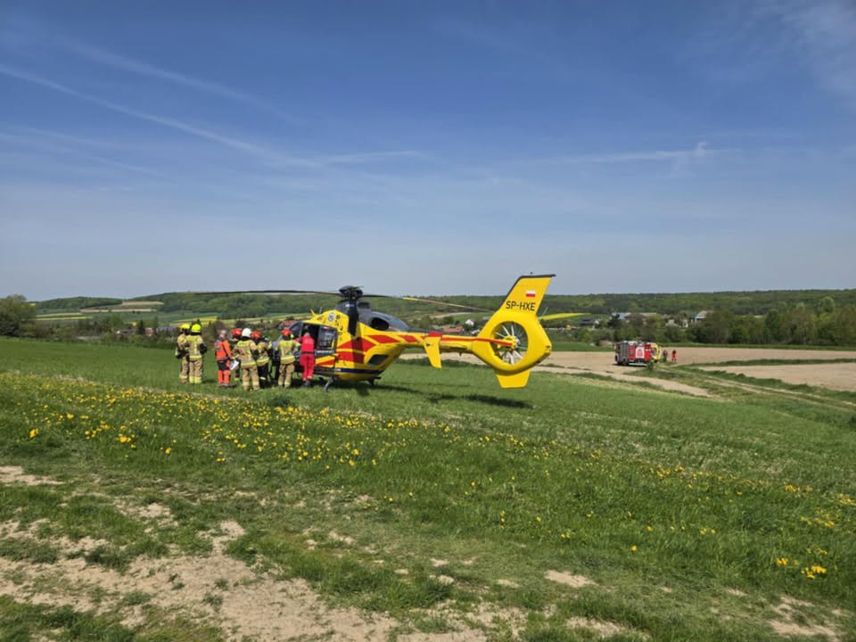 8-latek spadł pod traktor w gminie Hanna, śmigłowiec LPR zabrał go do szpitala
