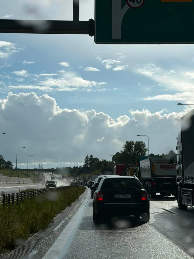 Zablokowany pas w kierunku Rzeszowa. Na S19 auto uderzyło w bariery