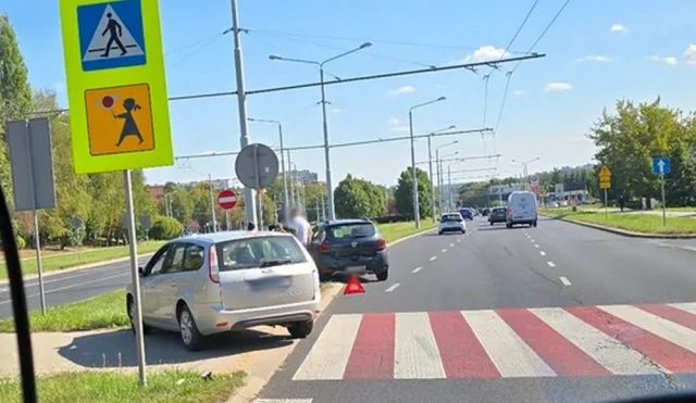 Zderzenie Forda i Dacii na ul. Jana Pawła II. Jeden pas jest zablokowany