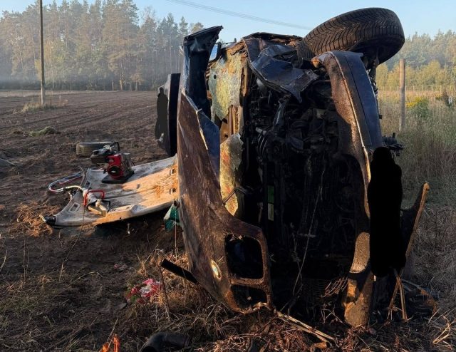 Dachowanie BMW w Chrustach. Trzy osoby w szpitalu, kierowca miał prawie 2 promile