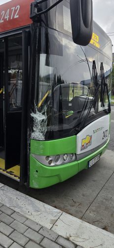 Zderzenie autobusu MPK z autem dostawczym na ul. Romera w Lublinie. Wszystko nagrała kamera