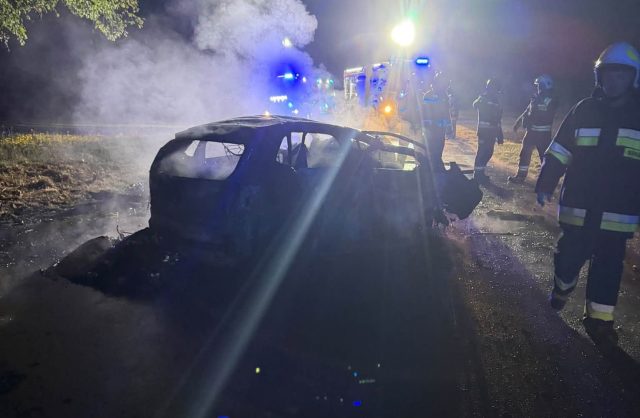 Tragiczny wypadek na lokalnej drodze. Volkswagen uderzył w drzewo, kierowca spłonął w pojeździe