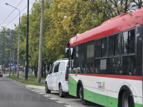 Zderzenie autobusu MPK z autem dostawczym na ul. Romera w Lublinie. Wszystko nagrała kamera