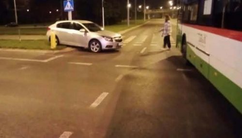 Zderzenie Chevroleta z autobusem na rondzie. Kierowca trafił do szpitala