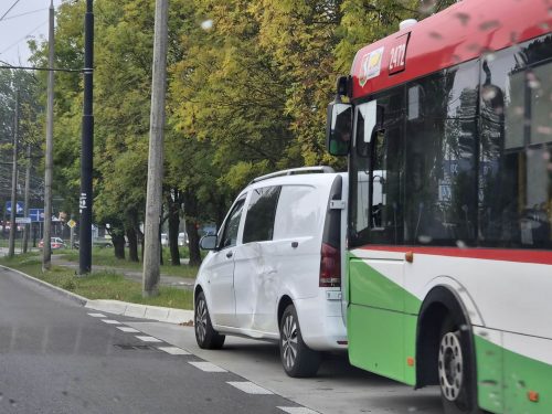 Zderzenie autobusu MPK z autem dostawczym na ul. Romera w Lublinie. Wszystko nagrała kamera