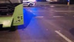 Zderzenie Chevroleta z autobusem na rondzie. Kierowca trafił do szpitala