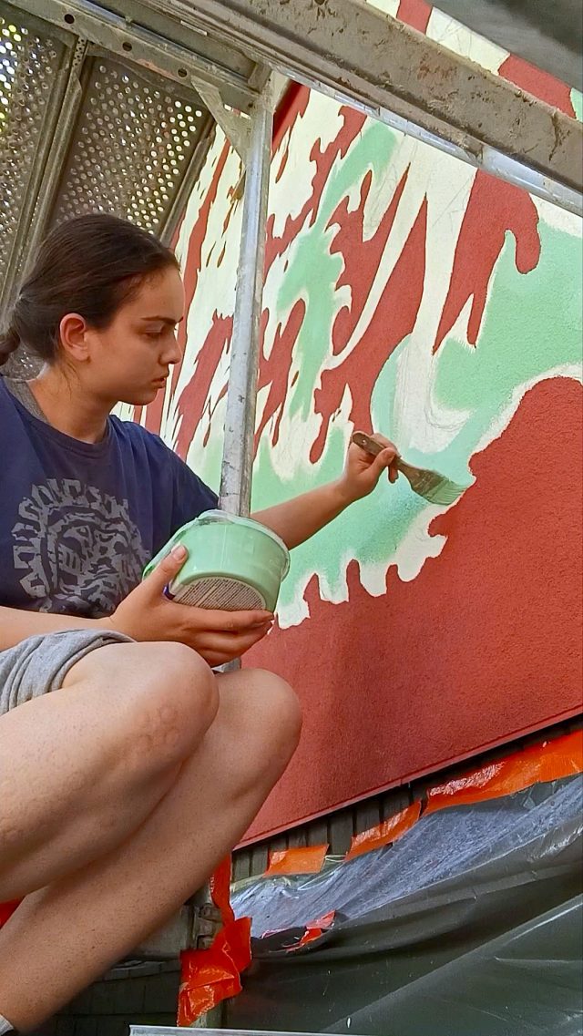 Nowy mural ozdobił Zamość. Upamiętnia Zamojskie Lato Teatralne