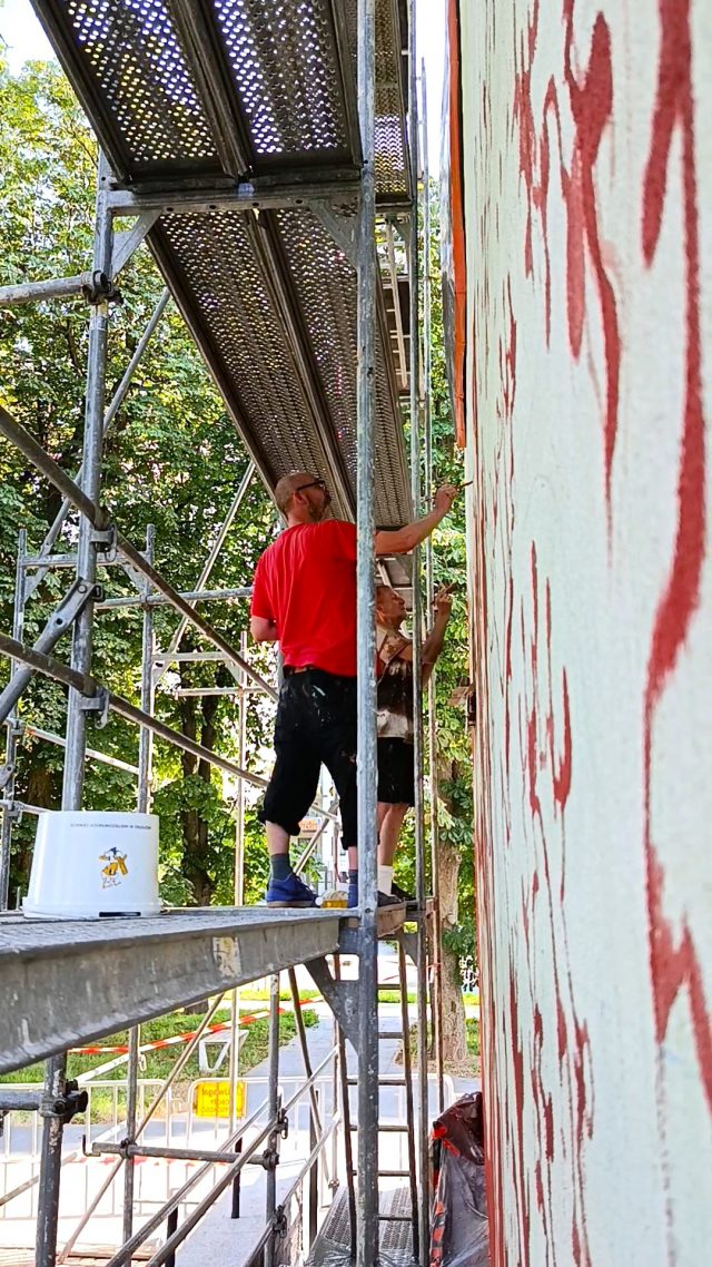 Nowy mural ozdobił Zamość. Upamiętnia Zamojskie Lato Teatralne