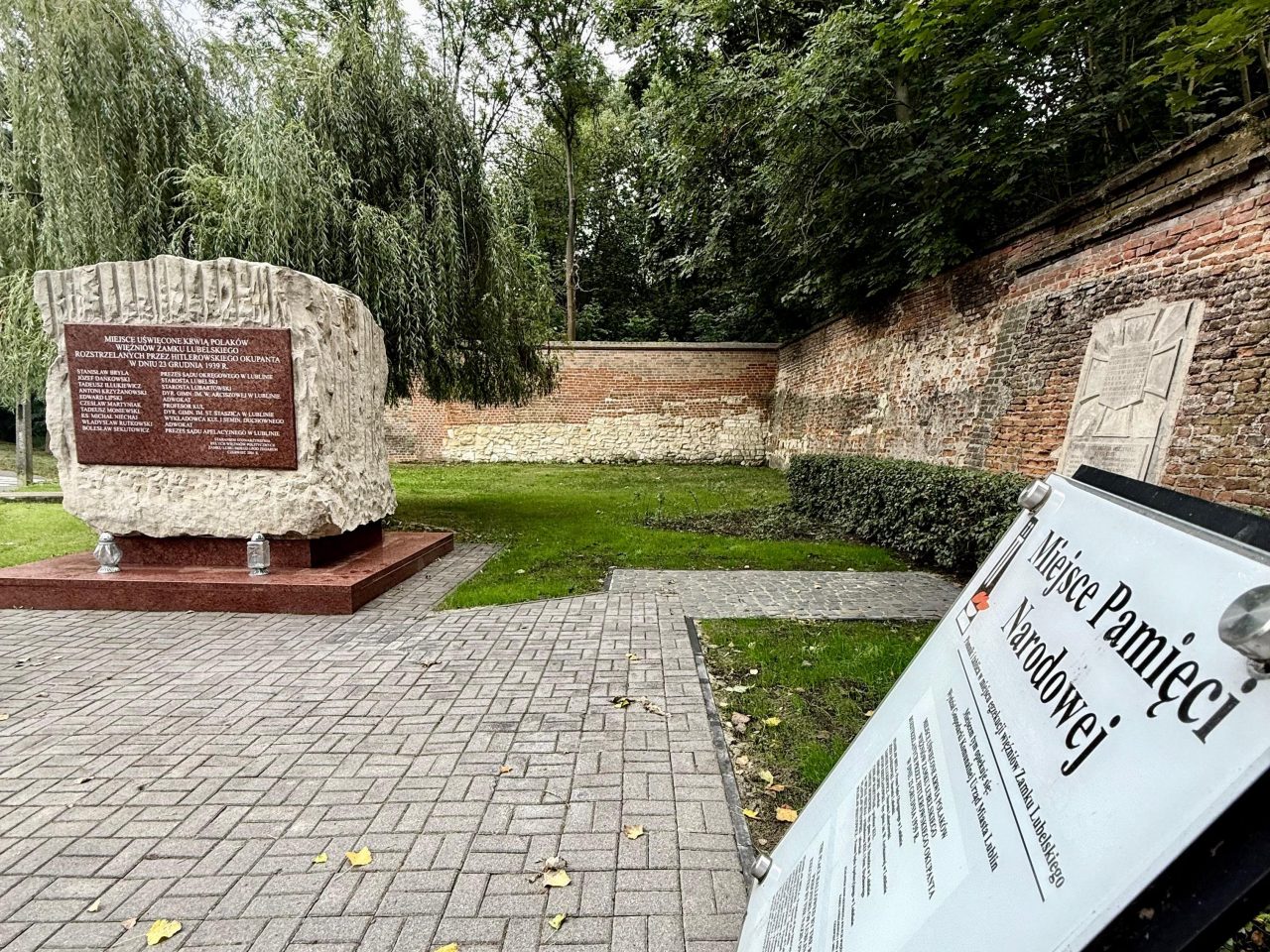 Odnowiono pomnik w miejscu egzekucji więźniów Zamku Lubelskiego