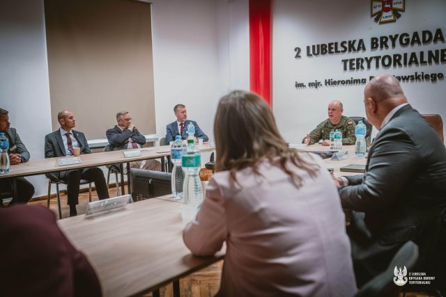 Szwedzka delegacja odwiedziła 2 LBOT. Rozmawiano o rekrutacji ochotników i szkoleniu instruktorów