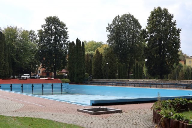 Odkryta pływalnia MOSiR w Kraśniku przejdzie modernizację. Umowa podpisana