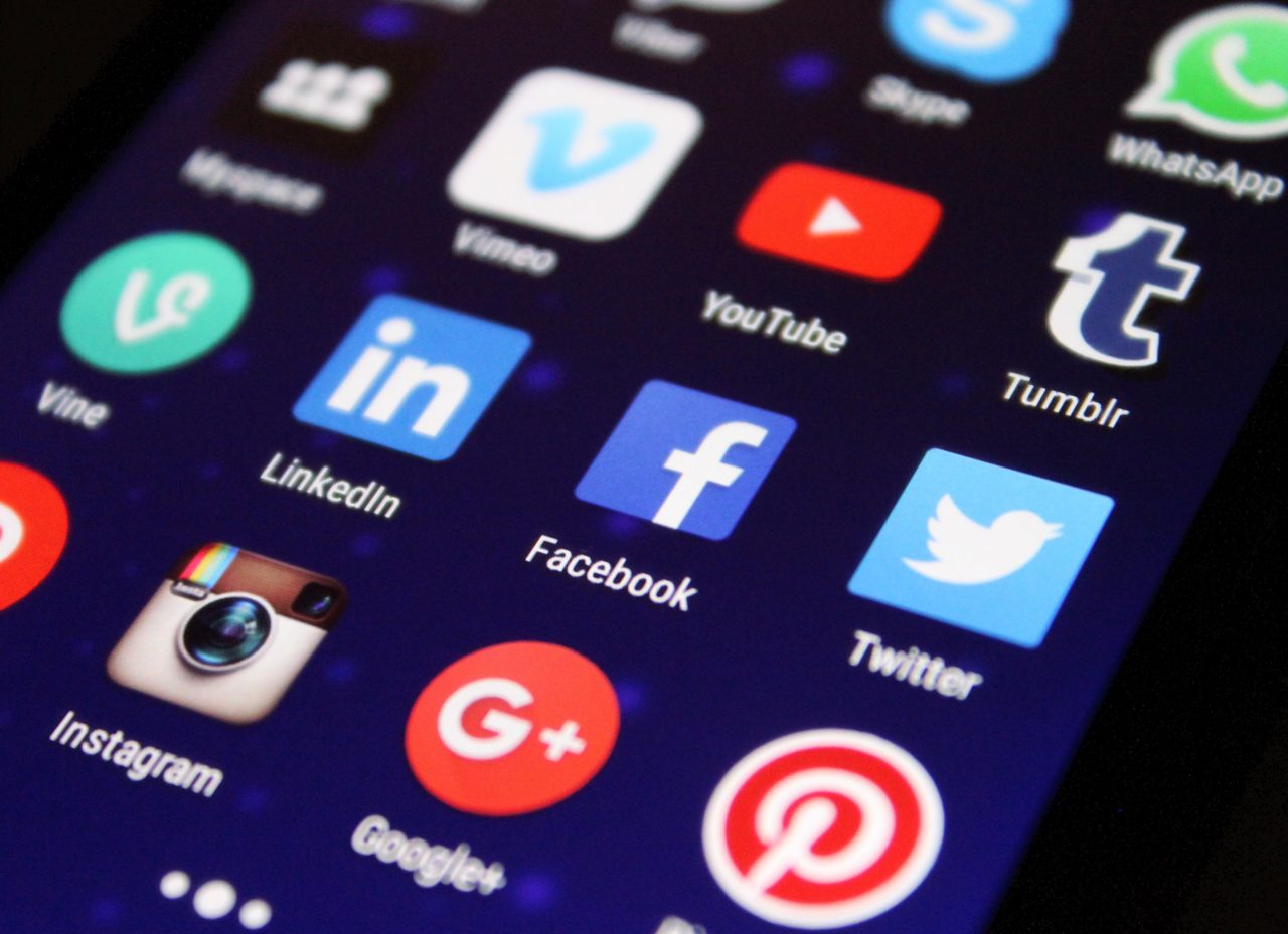 Polska wdraża DSA: UKE nadzorcą platform, nowe prawa dla użytkowników