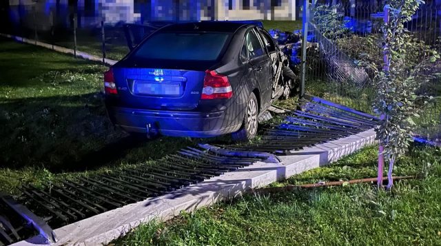 Sosnowica: 33-latka uderzyła w słup i staranowała ogrodzenie. Miała blisko 2 promile