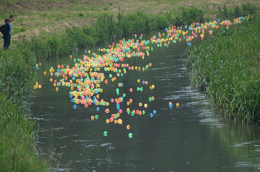 852