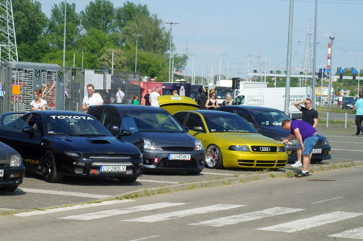 107o25