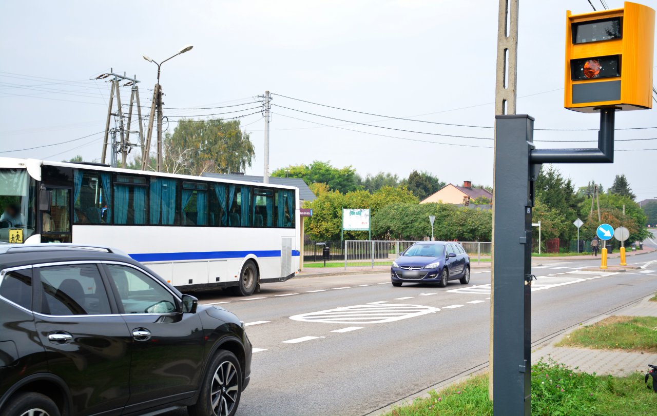 Fotoradar, autobusz szkolny i samochody na jezdni