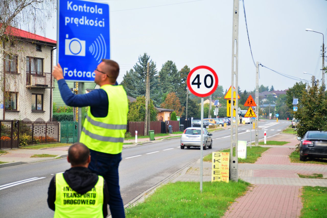 Pracownik CANARD odwraca znak