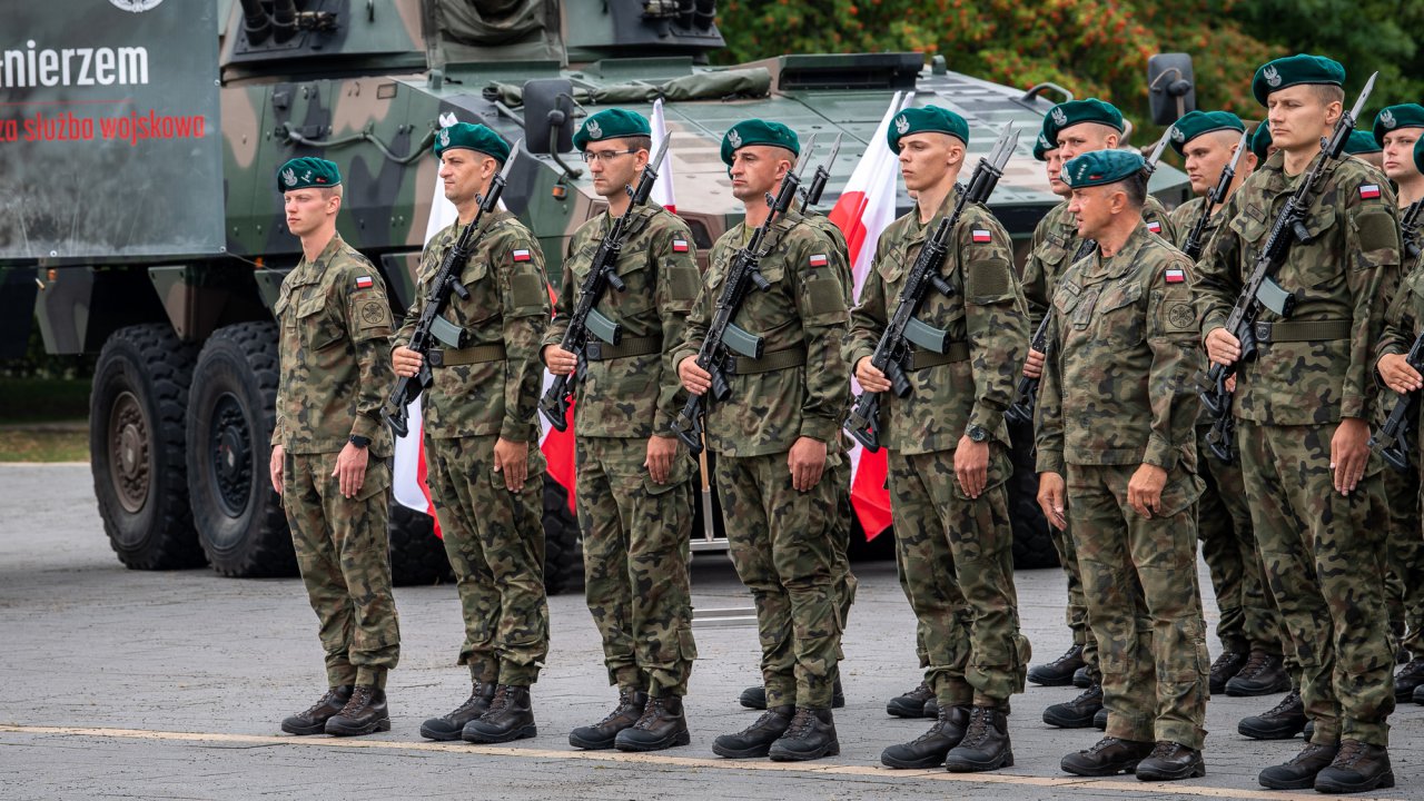 ponad-800-ochotnikw-zoyo-dzi-w-polsce-przysig-wojskow_52252306877_o