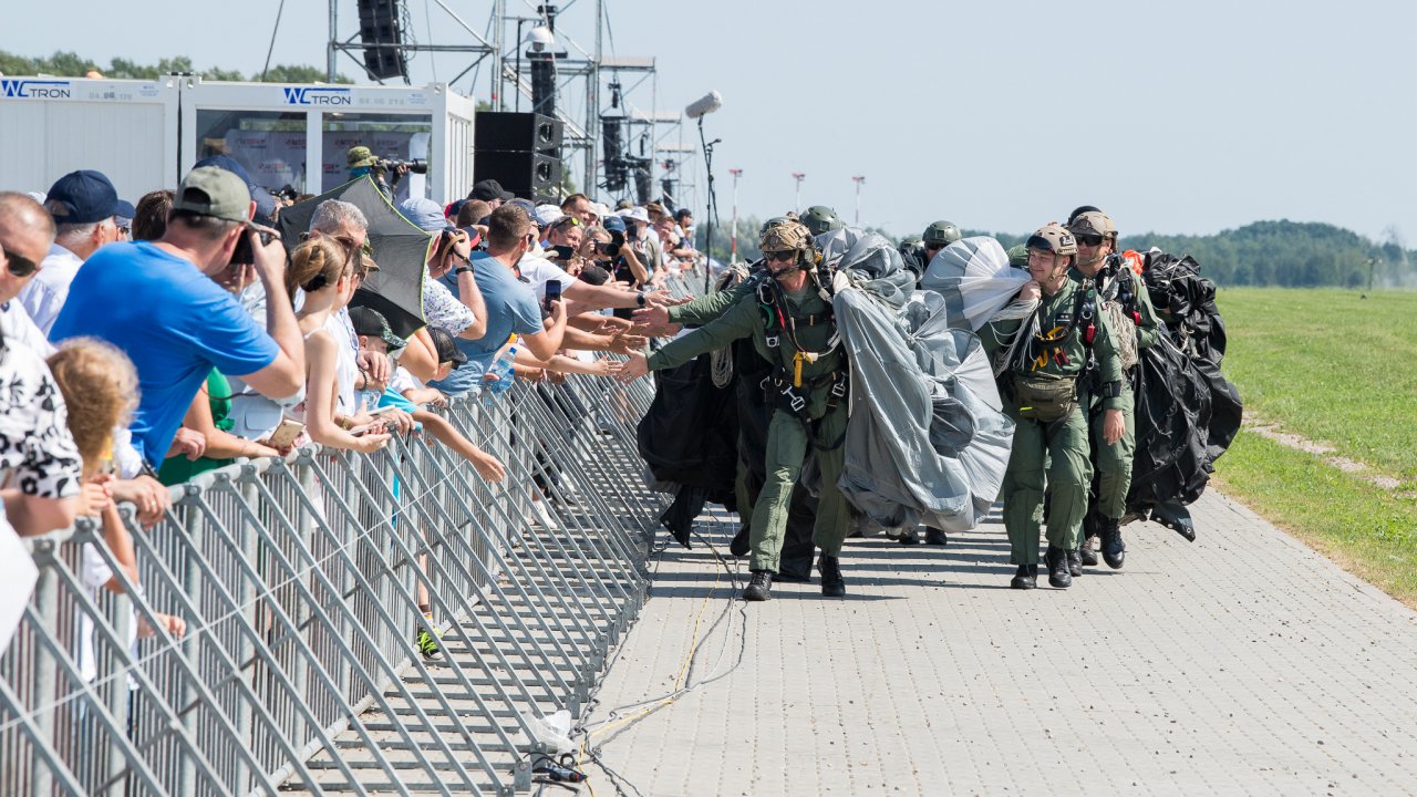 niezwycieni-w-przestworzach--wystartowa-air-show-radom_53142713951_o