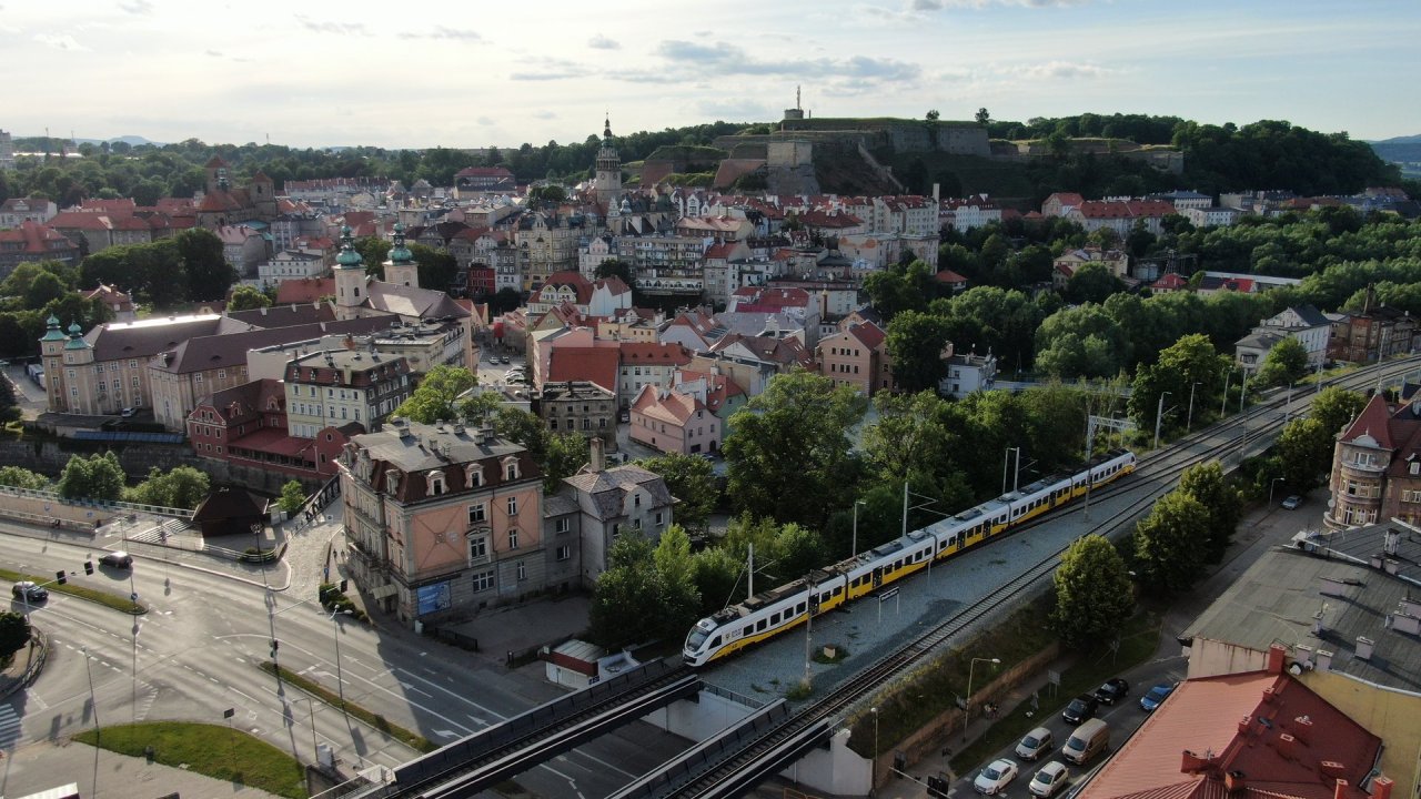 csm_Pociag_na_stacji_Klodzko._W_tle_twierdza_-_fot._Pawel_Mieszkowski_b427ee1c02