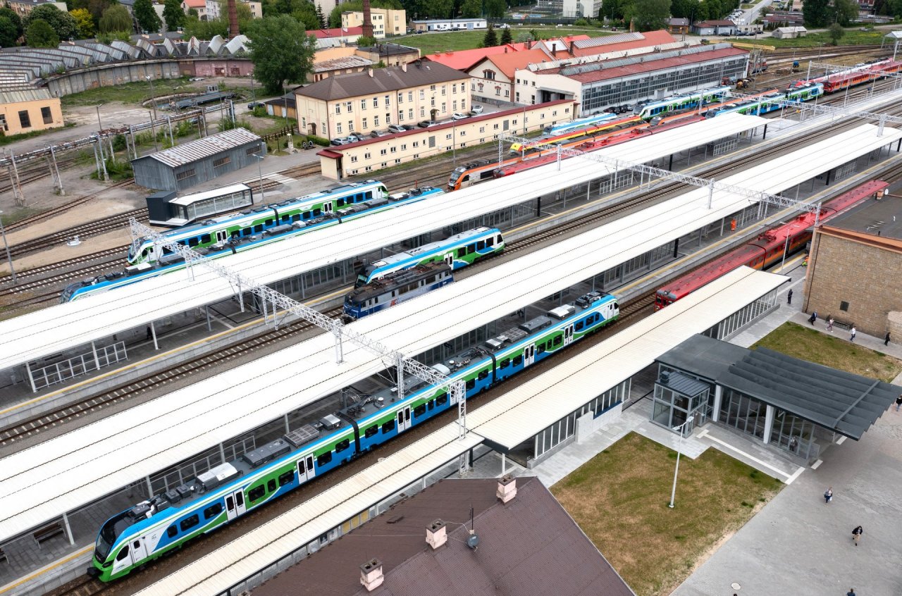 csm_Stacja_Rzeszow_Glowny._Perony_i_pociagi._Widok_z_gory_-_fot._Szymon_Grochowski_958150f361