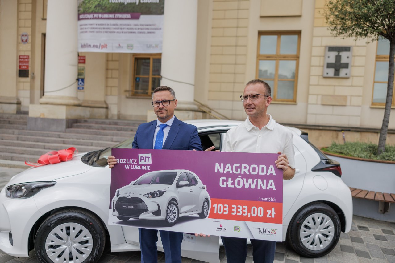 Zwycięzca loterii „Rozlicz PIT w Lublinie” odebrał samochód_fot Miasto Lublin (1)