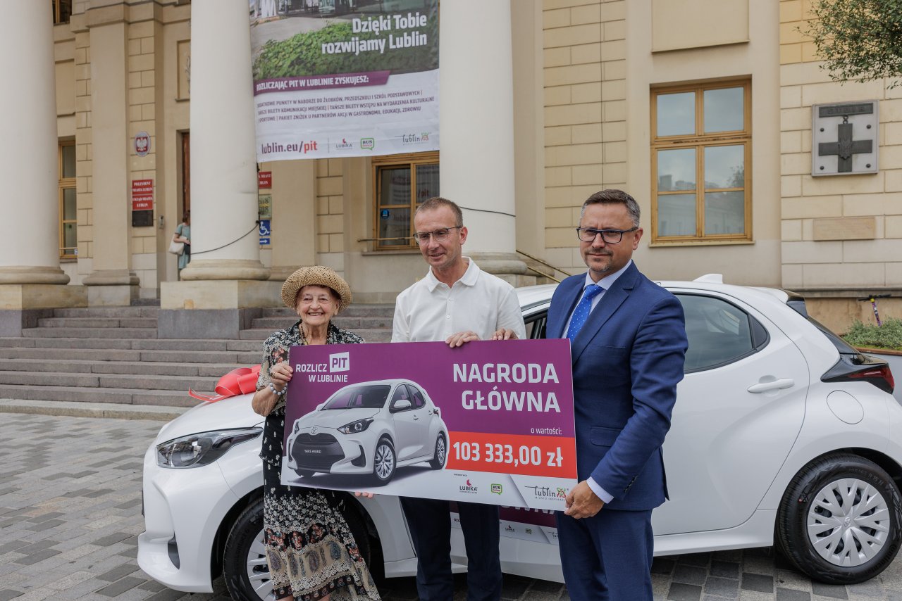 Zwycięzca loterii „Rozlicz PIT w Lublinie” odebrał samochód_fot Miasto Lublin (2)
