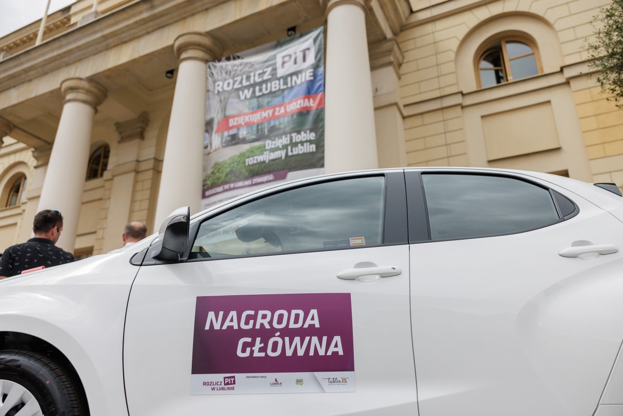 Zwycięzca loterii „Rozlicz PIT w Lublinie” odebrał samochód_fot Miasto Lublin (4)