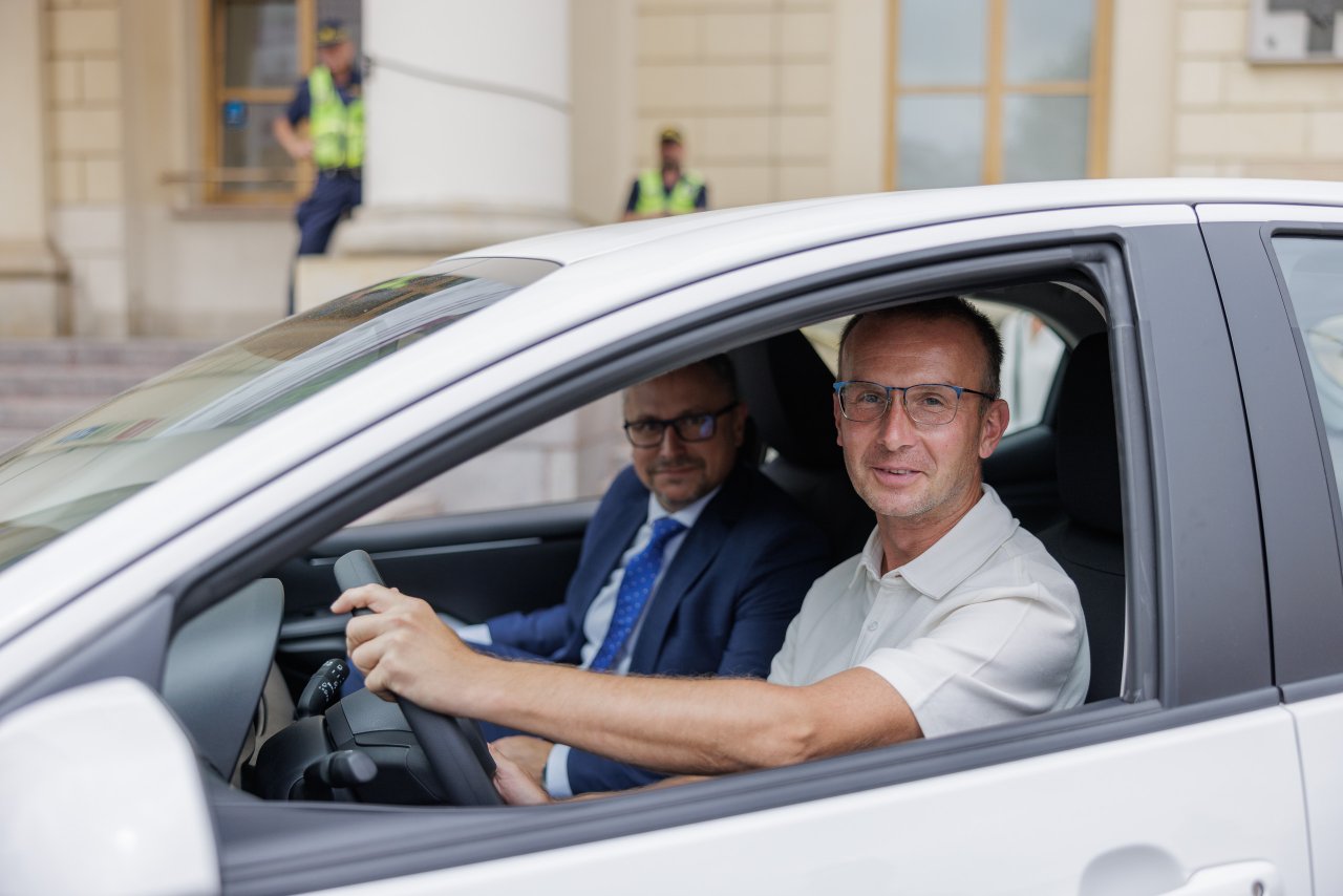 Zwycięzca loterii „Rozlicz PIT w Lublinie” odebrał samochód_fot Miasto Lublin (5)