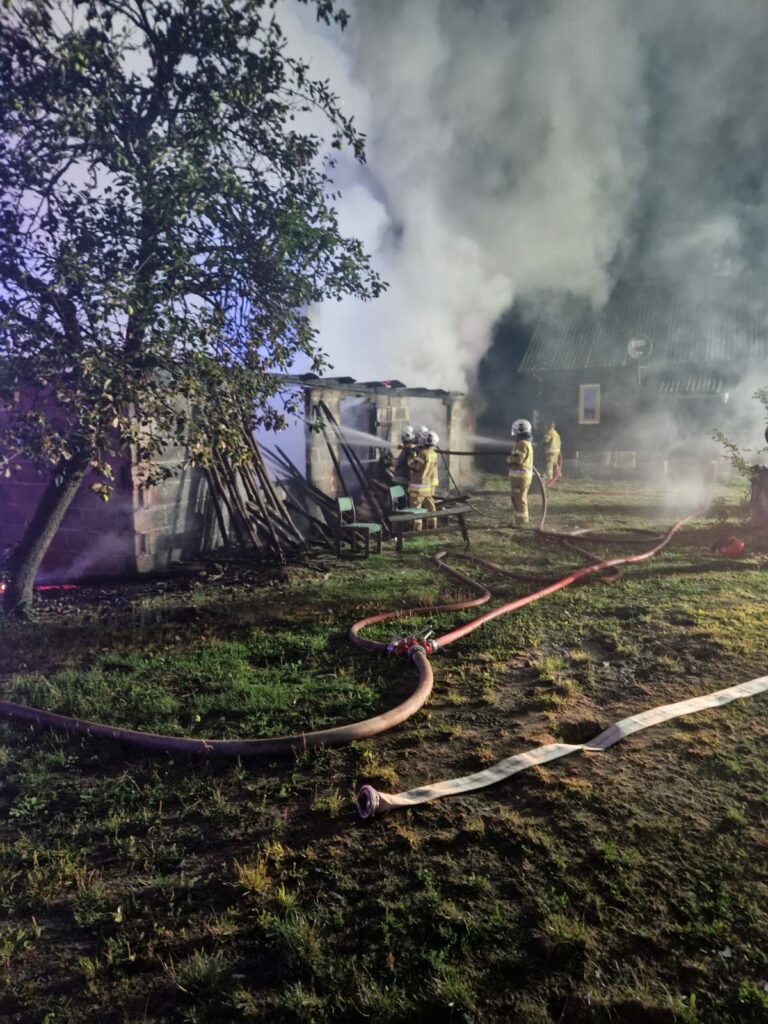 Dzialania-gasnicze-w-miejscu-pozaru-2-768x1024