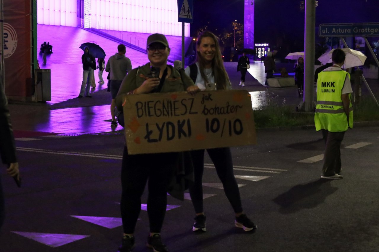 142o37